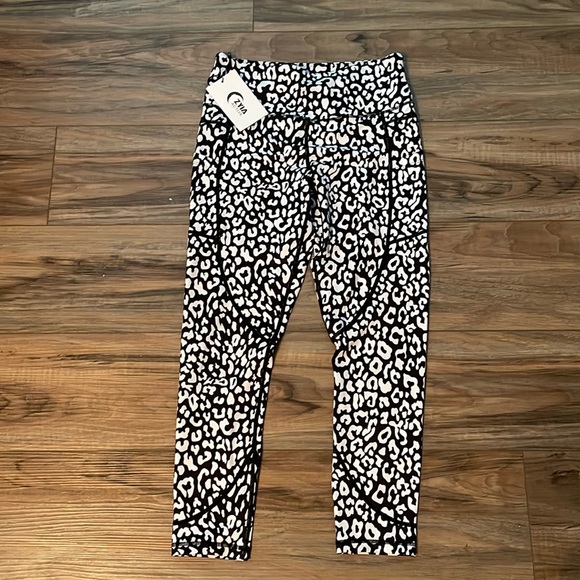 Women’s Zyia Active leopard light n tight Hi-rise 7/8 24” leggings - Picture 1 of 3